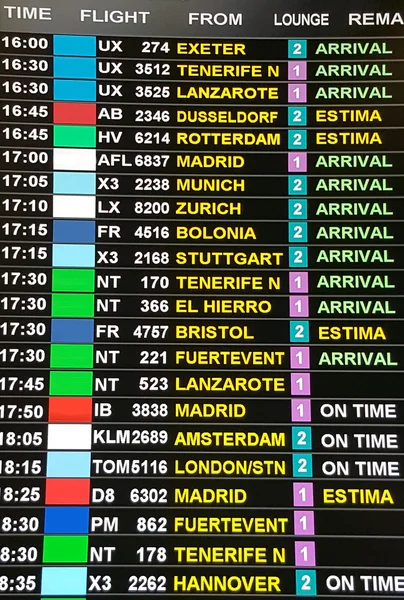 到着は空港ターミナルでボードを表示します。 — ストック写真