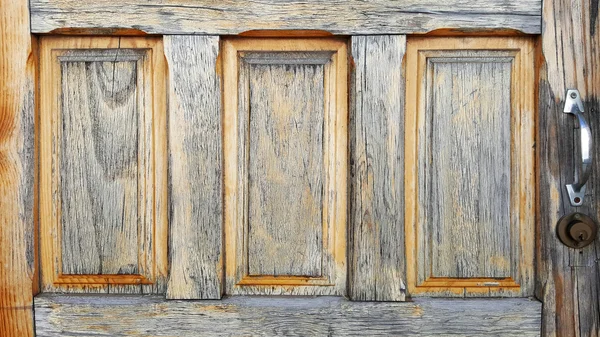 Выдержанные двери ванной комнаты — стоковое фото
