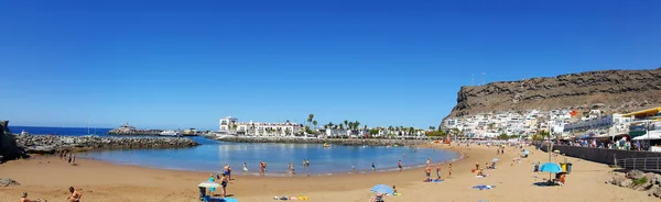 Öffentlicher strand von puerto de mogan, gran canaria. — Stockfoto