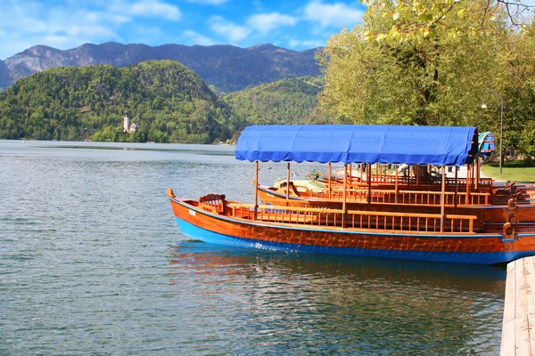 Barcos de madera tradicionales Pletna en el lago Bled, Eslovenia-Europa —  Fotos de Stock