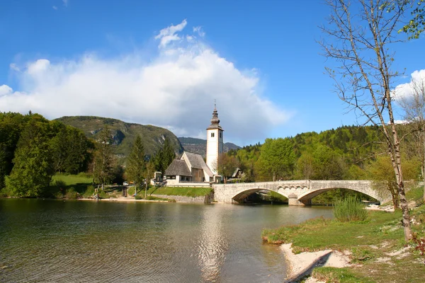 Gamla Johannes kyrkan vid Bohinjsjön, Slovenien — Stockfoto