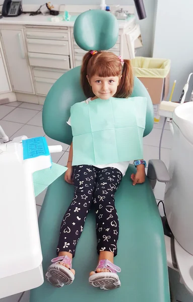 Flicka besöka tandläkaren — Stockfoto
