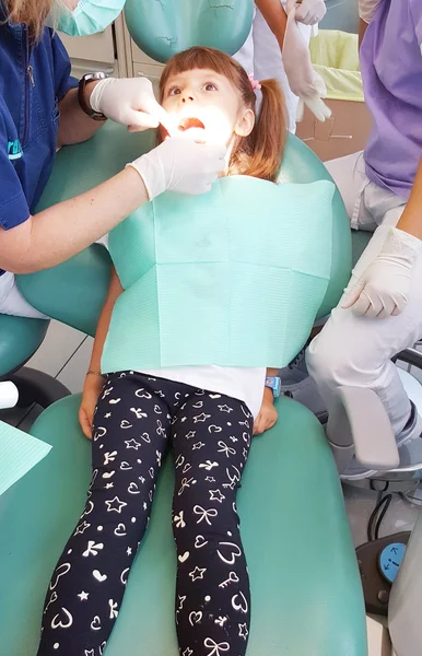 Lány, látogatás a fogorvos — Stock Fotó