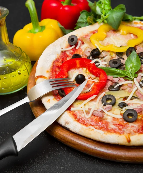 Heerlijke Pizza met verse peper en olijven — Stockfoto