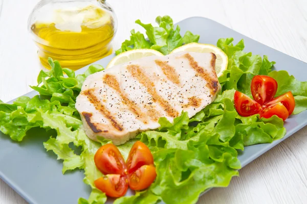 Fillet of grilled tuna with salad and tomatoes — Stock Photo, Image
