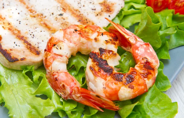 Prato de peixe grelhado com salada e tomate cereja — Fotografia de Stock