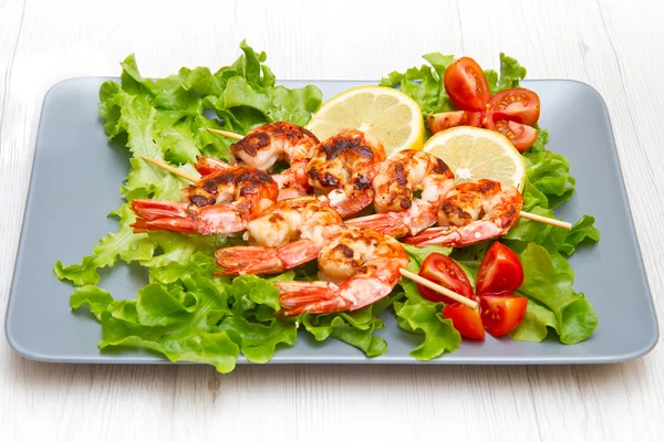 Plate of grilled prawns with salad and cherry tomatoes — Stock Photo, Image
