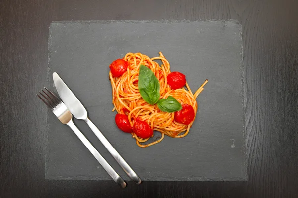 토마토 소스와 바질을 곁들인 스파게티 — 스톡 사진