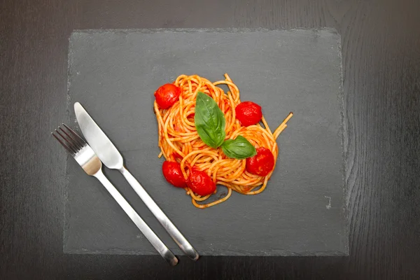 Spaghetti mit Tomatensauce und Basilikum — Stockfoto