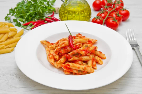 Prato com penne e molho arrabbiata — Fotografia de Stock