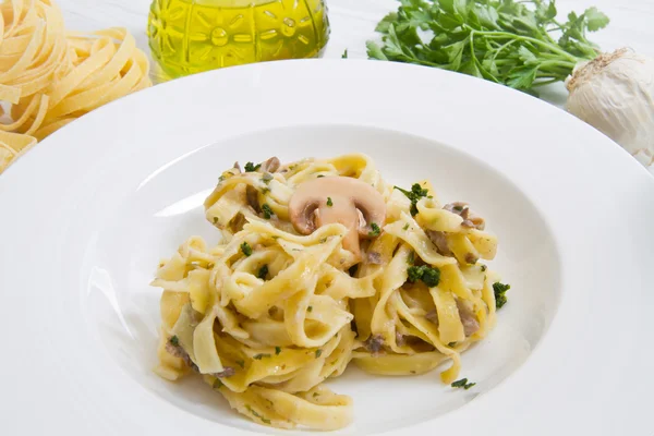 Dish with tagliatelle and mushrooms and fresh ingredients — Stock Photo, Image