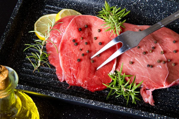 Roh geschnittenes Rindfleisch auf Teller-Topf — Stockfoto