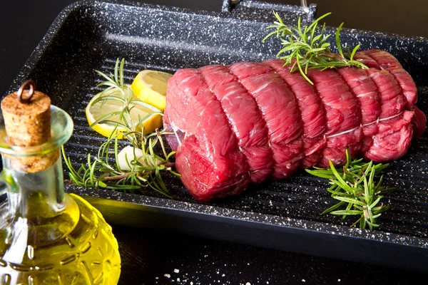 Asado de ternera con romero —  Fotos de Stock