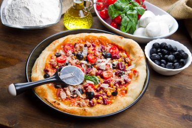 İtalyan pizza domates, mozzarella peyniri, Siyah Zeytin ve fesleğen ile 