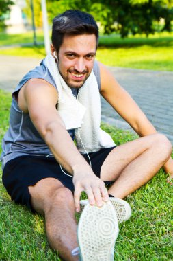 Spor adamı parkta geriniyor.