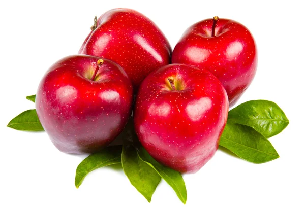 Manzanas rojas frescas con hojas aisladas sobre fondo blanco — Foto de Stock
