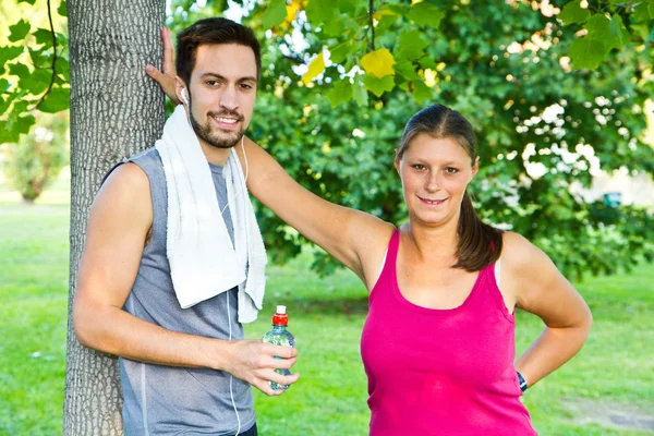 Un couple boit de l'eau après le sport — Photo