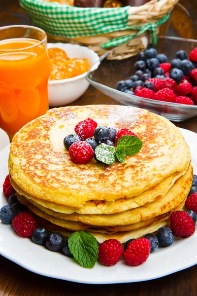 딸기와 팬케이크 아침 식사 — 스톡 사진