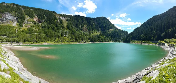완벽 하 게 맑은 에메랄드 호수 Valchiavenna, 이탈리아 — 스톡 사진