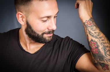 Tatto ile yakışıklı genç
