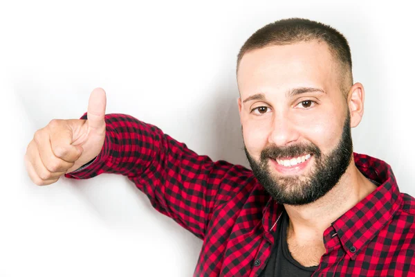 Bonito homem encostado a uma parede e sorrindo — Fotografia de Stock