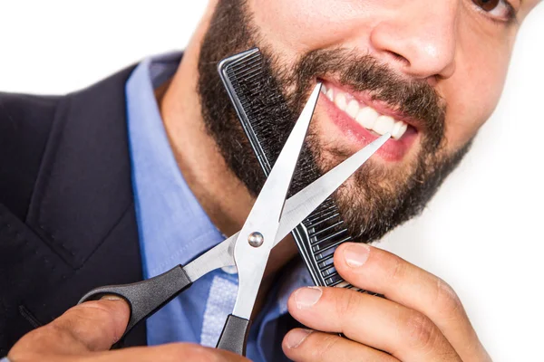 Retrato de um homem arrumando sua barba com tesoura — Fotografia de Stock