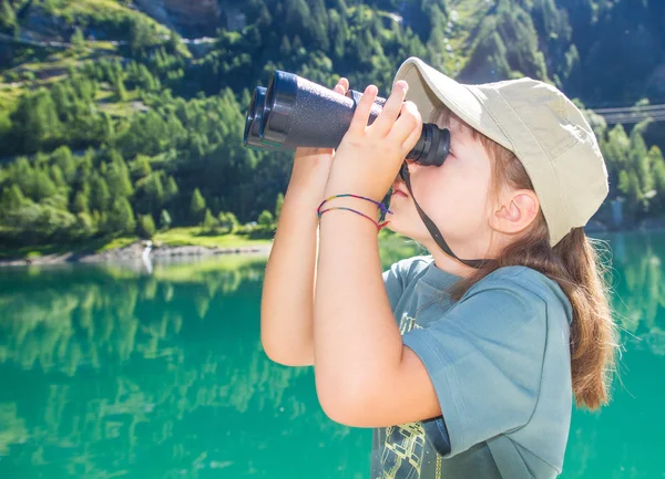 Unga hiker klockor panorama med teleskopet — Stockfoto