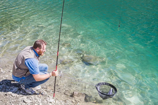 Öring-fiske på fjällsjön — Stockfoto