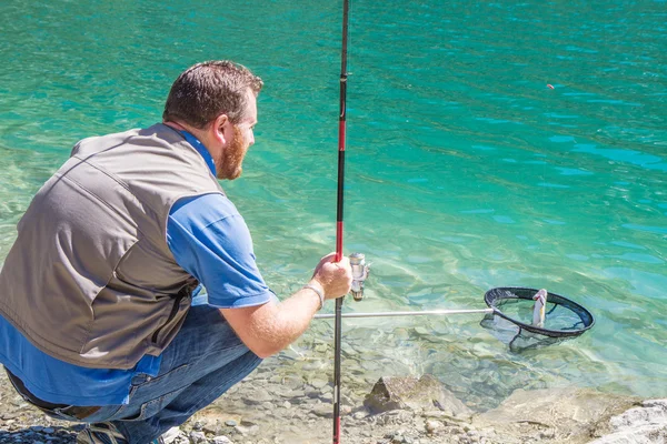 Forellenangeln am Bergsee — Stockfoto