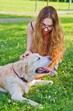 Onu labrador retriever köpek park ile oynayan kız