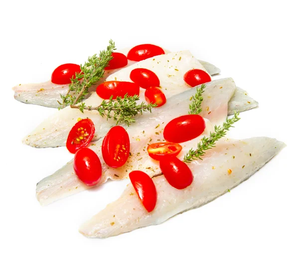 Filetes de robalo cru com tomates cereja em branco — Fotografia de Stock