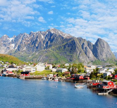 Lofoten Adaları, Norveç'te Reine şehrin güzel bir manzara