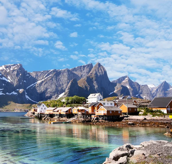 Malé městečko hamnoy poblíž lofoten v Norsku s modrou oblohou — Stock fotografie