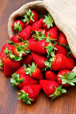 çuvala ahşap üzerine taze çilek