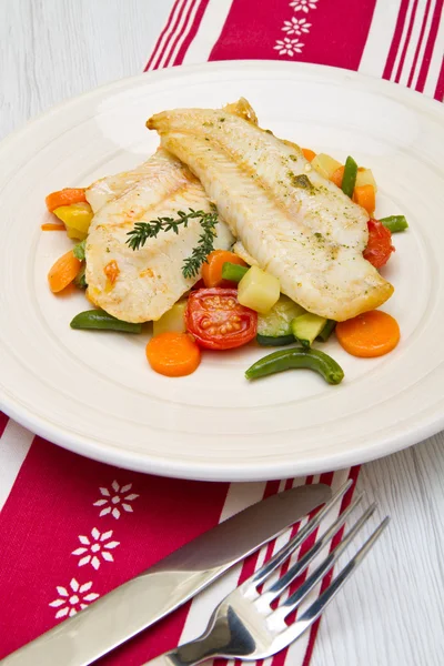 Fresh cod on bed of mixed vegetables — Stock Photo, Image