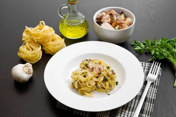 Tagliatelle and mushrooms with fresh ingredients — Stock Photo, Image