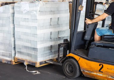 Palet selofan taşımak için forklift sürücüsü