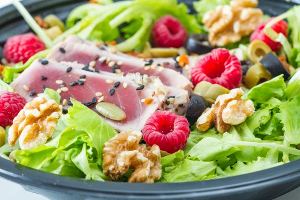 Tuna sashimi with salad — Stock Photo, Image