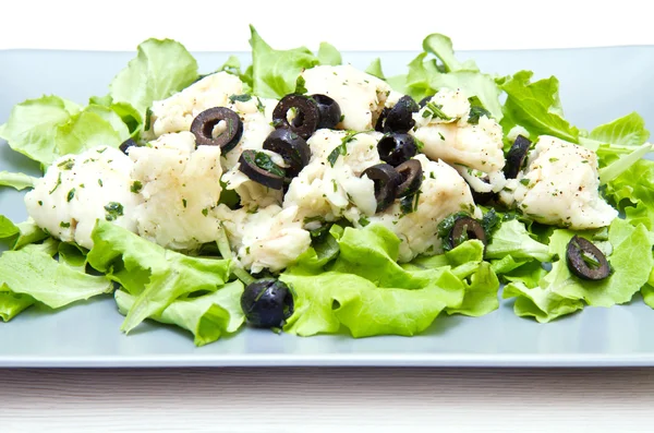 Pokrm z tresky salát s černými olivami — Stock fotografie