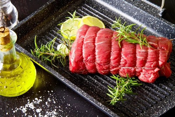 로즈마리 블랙에 접시 냄비에 쇠고기 로스트 — 스톡 사진