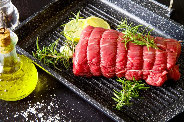 Asado de ternera con romero en maceta sobre negro —  Fotos de Stock