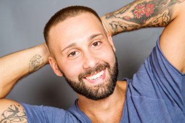 gülümseyen beared adam