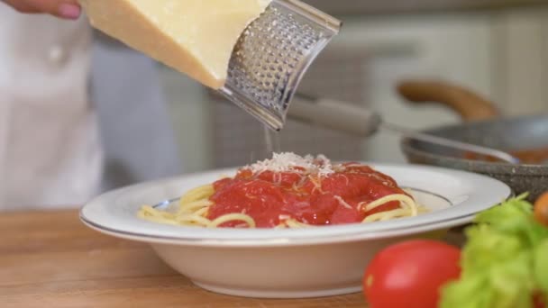 Chef Rallar Parmesano Sobre Los Espaguetis — Vídeos de Stock