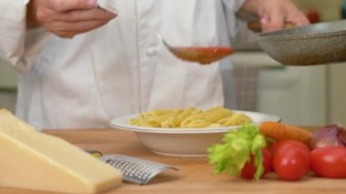 Tabakta makarna ve domates sosu karışımı.