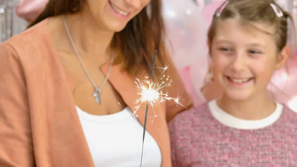 Madre Hija Están Viendo Fuegos Artificiales Chispeante Ardiendo Fiesta Cumpleaños —  Fotos de Stock