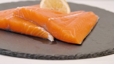 Kara tahtada çiğ somon filetosu 