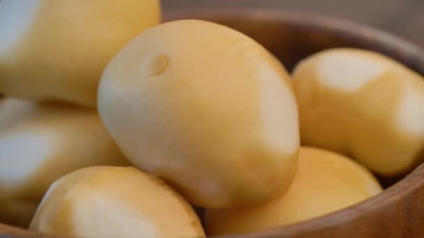 Köstliche Bissen Scamorza Käse Auf Holzschüssel — Stockvideo