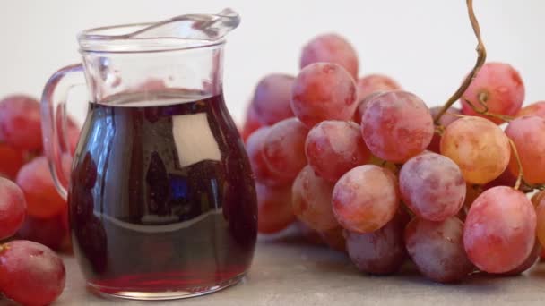 Cacho Uvas Vermelhas Copo Vinho Tinto Tábua Madeira — Vídeo de Stock