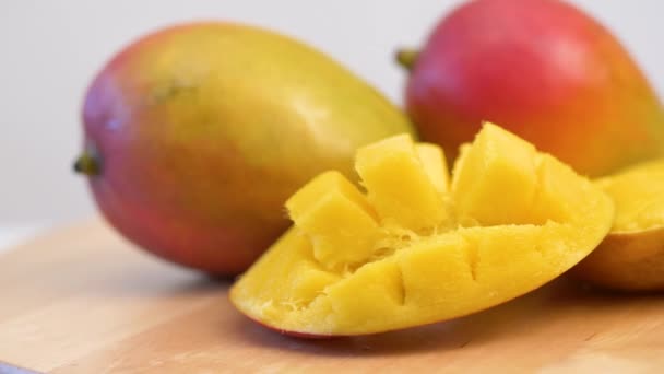 Grupo Deliciosas Frutas Tropicais Manga Tábua Madeira — Vídeo de Stock