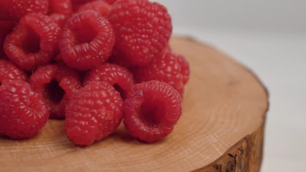 Groupe Framboises Rouges Fraîches Sur Bois — Video